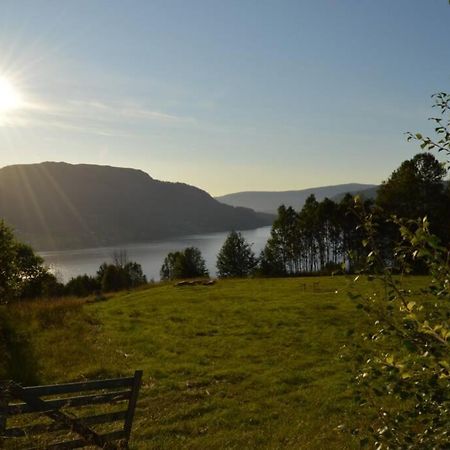 Stille Og Fredelig Ved Fjord Og Fjell Valsøybotn 외부 사진