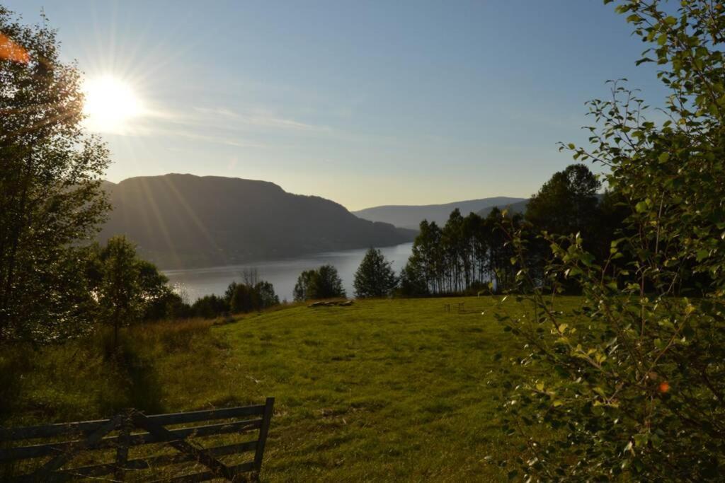 Stille Og Fredelig Ved Fjord Og Fjell Valsøybotn 외부 사진