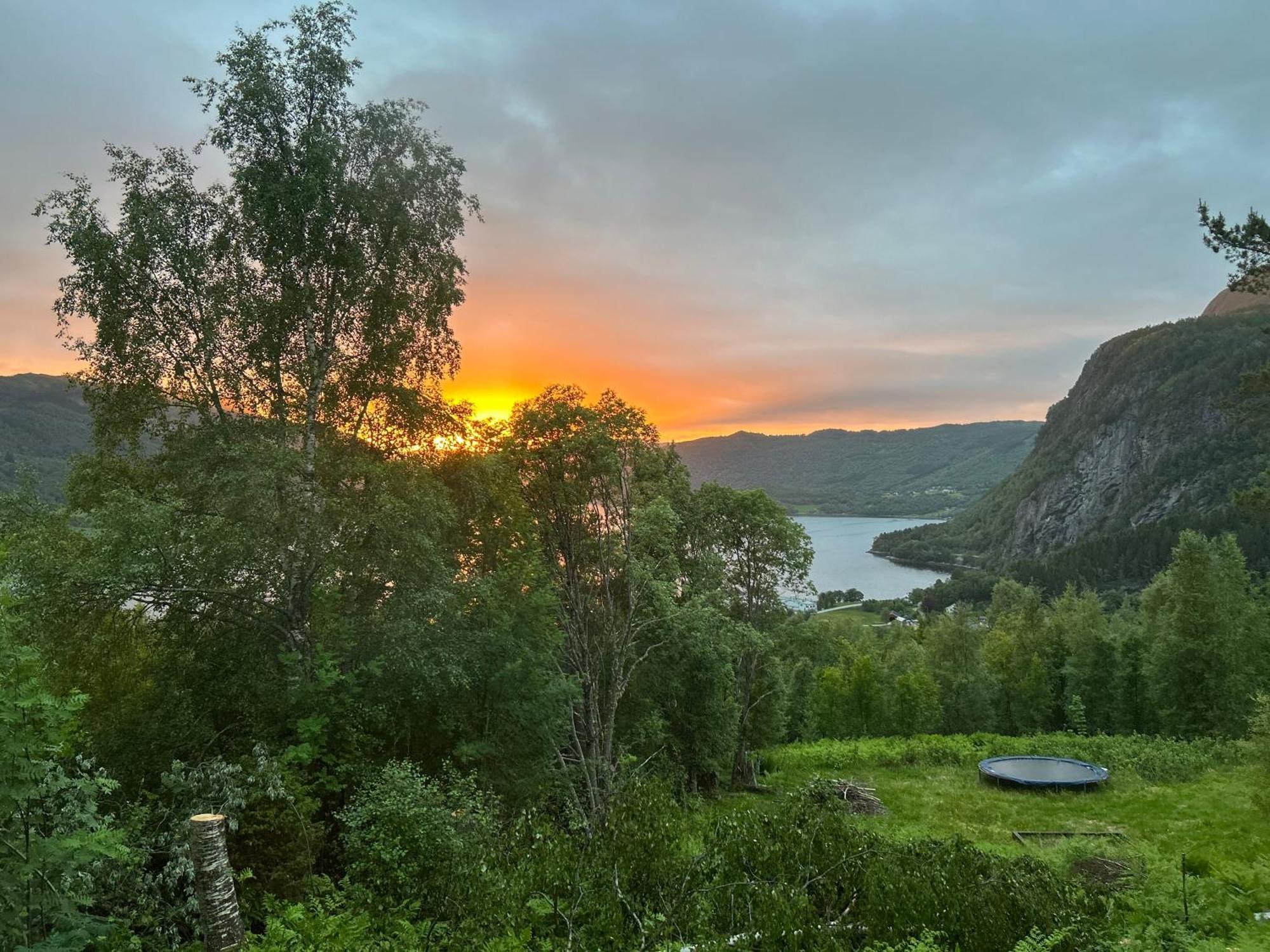 Stille Og Fredelig Ved Fjord Og Fjell Valsøybotn 외부 사진