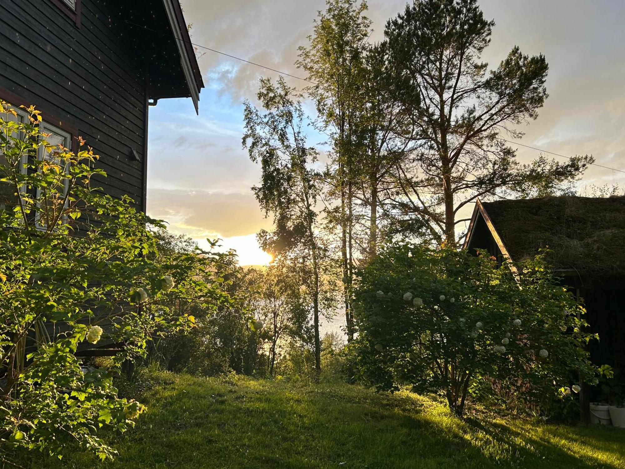 Stille Og Fredelig Ved Fjord Og Fjell Valsøybotn 외부 사진
